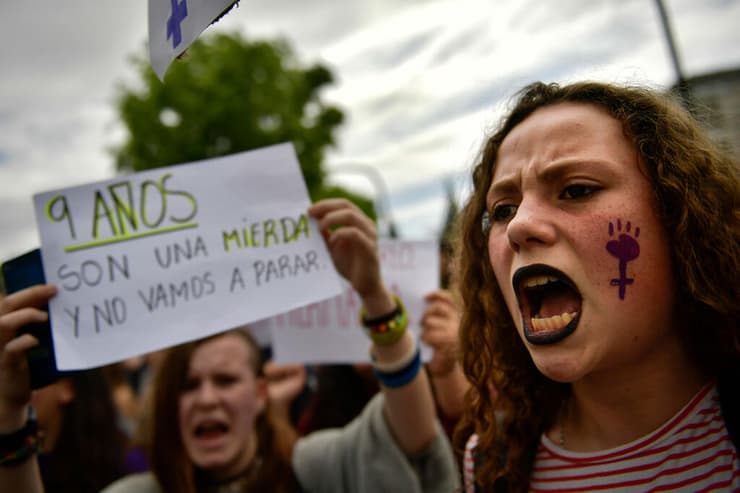 מחאה הפגנה ספרד פמפלונה על החלטה לזכות חמישה גברים מאשמת אונס של אישה
