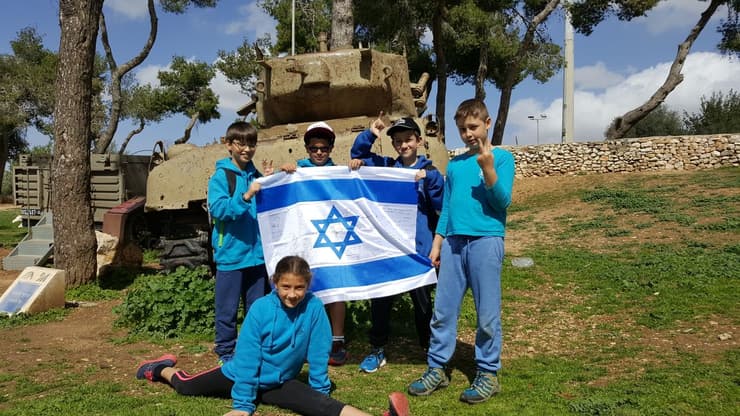 תלמידים ישראלים שעיטרו דגל בגבעת התחמושת