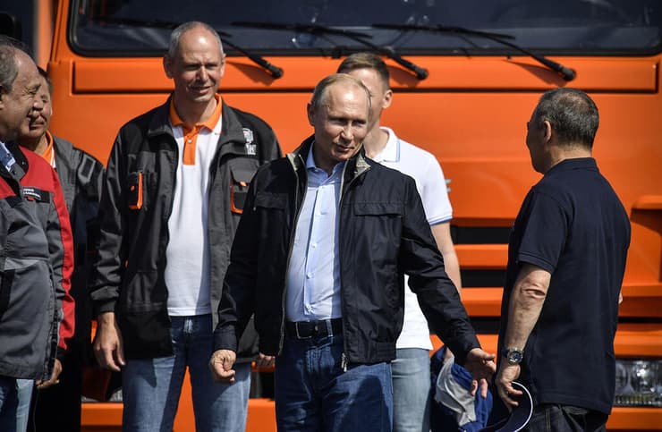 נשיא רוסיה ולדימיר פוטין נוהג משאית חונך גשר ל חצי האי קרים