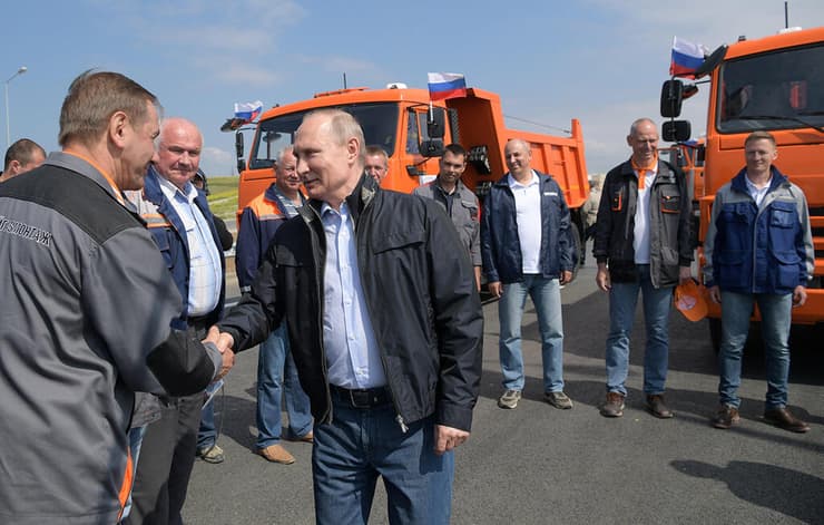 נשיא רוסיה ולדימיר פוטין נוהג משאית חונך גשר ל חצי האי קרים