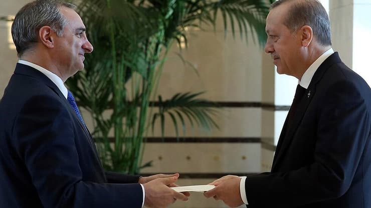 ארכיון 2016 שגריר ישראל טורקיה איתן נאה עם נשיא טורקיה רג'פ טאיפ ארודואן