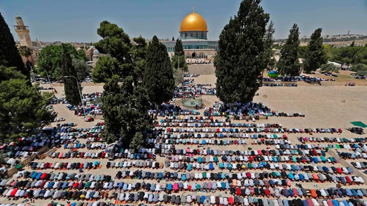 תפילה ל הרוגים ב עזה מתפללים מוסלמים ב הר הבית ירושלים מסגד אל אקצא רמדאן ירושלים