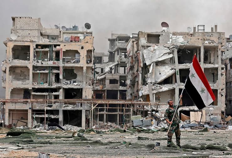 חייף מניף דגל סוריה ב מחנה פליטים ירמוכ