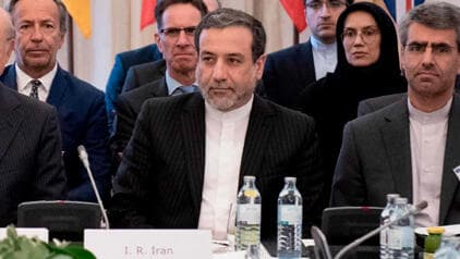 "שומרים לעצמנו את הזכות להגיב". עראקצ'י (צילום: AFP) פגישה בין נציגי איראן ומעצמות אירופה