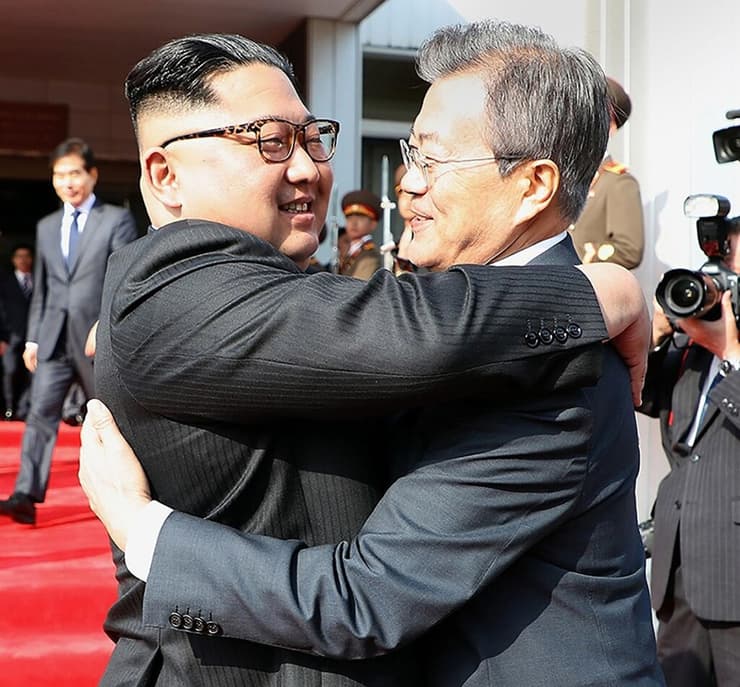 מנהיג צפון קוריאה קים ג'ונג און פגישה עם נשיא דרום קוריאה מון ג'יאה אין
