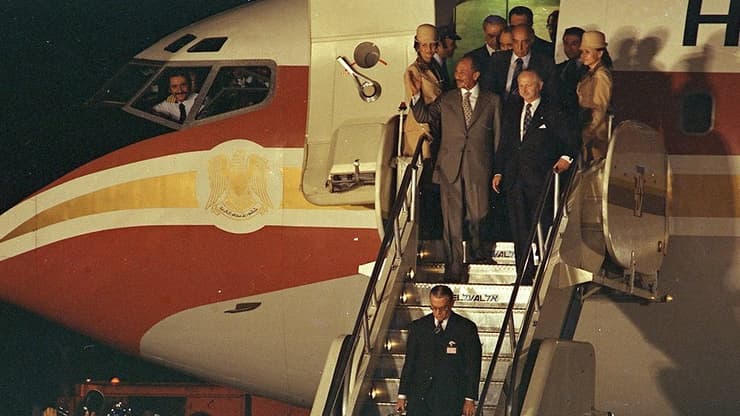 אנואר סאדאת נשיא מצרים נחיתה בישראל 1977