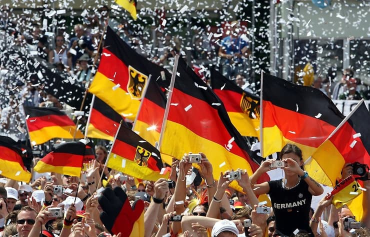 אוהדי נבחרת גרמניה מניפים דגלים במונדיאל 2006