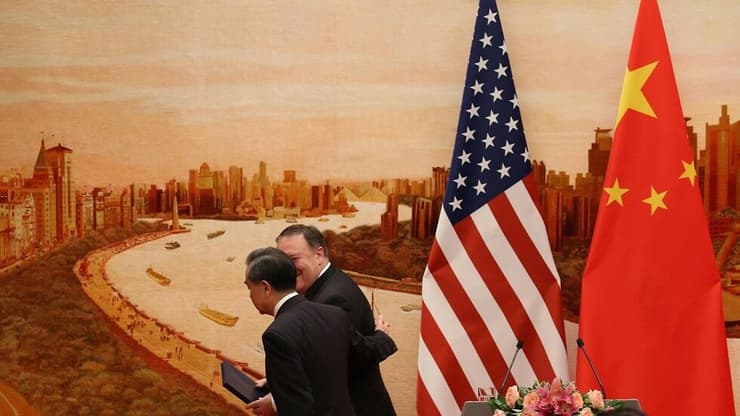דגל ארצות הברית דגל סין שר החוץ הסיני וונג יי מייק פומפאו
