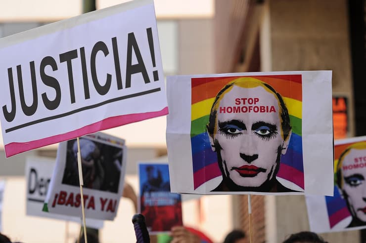 מפגינים להט"בים מול השגרירות הרוסית  במדריד