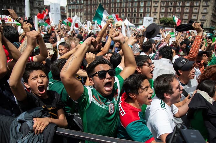 אוהדי נבחרת מקסיקו חוגגים במקסיקו סיטי