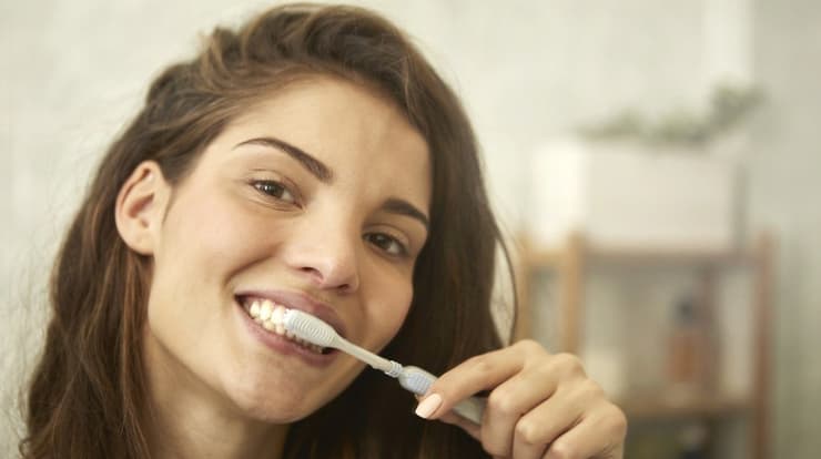 מומלץ לצחצח שיניים רק כחצי שעה לאחר הארוחה 
 
