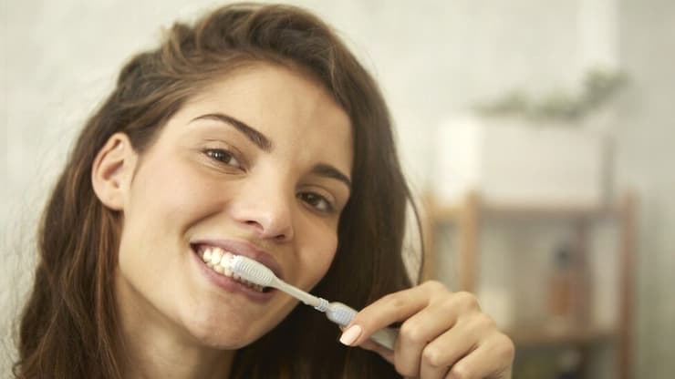 צחצוח שיניים הוא פעולה חשובה מאוד, אבל אם מצחצחים חזק מדי, עלול להיגרם נזק 