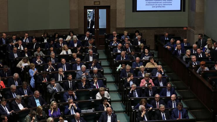 חוק השואה בדיום בפרלמנט בפולין