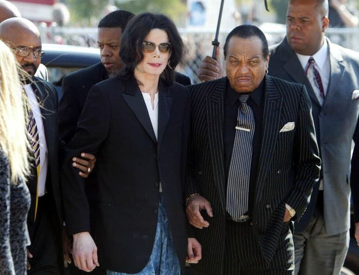 מייקל ג'קסון עם אביו ג'ו ג'קסון. מה ידעה המשפחה?