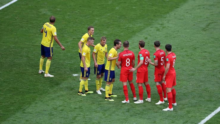 שחקני נבחרת אנגליה מתכוננים לכדור קרן