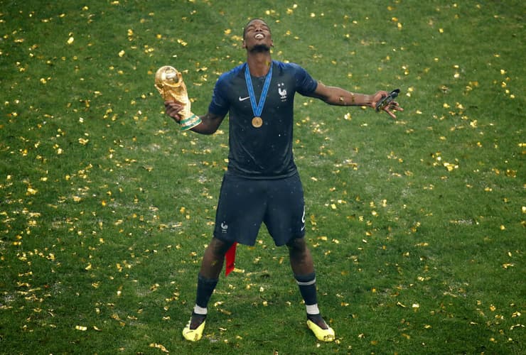 בשיאו הוא היה אחד הטובים בעולם. פוגבה חוגג אחרי הזכייה במונדיאל 2018 (צילום: רויטרס) פול פוגבה חוגג עם הגביע