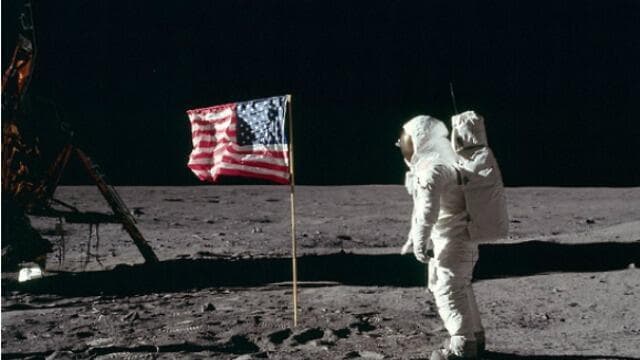 בסוף הוא החזיק מעמד. אולדרין ניצב מול הדגל האמריקאי, סמוך לרכב הנחיתה על הירח