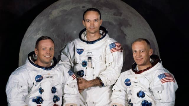 הצוות השלישי שהגיע לירח, הראשון שנחת. אנשי אפולו 11. מימין: אלדרין, קולינס, ארמסטרונג
