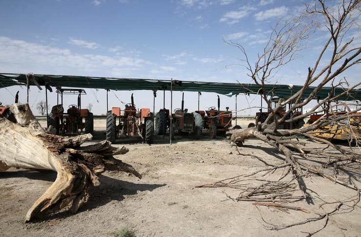 מחאת החקלאים ב עיירה ורזאנה מחוז איספהאן איראן בצורת מחסור רמבים