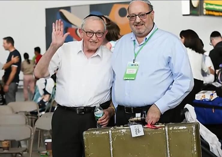 הרב כתריאל קנת' ברנדר עם אביו, הרב אהרון, והמזוודה