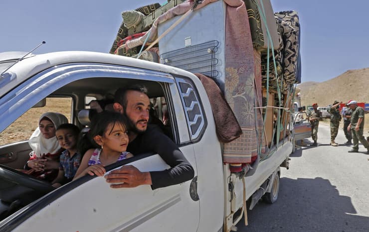 פליטים סורים חוזרים מ לבנון בעיירה ערסל מעבר גבול