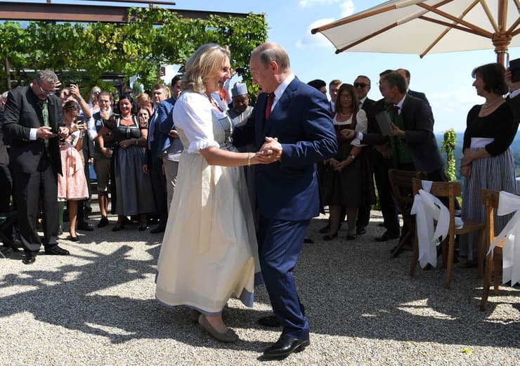 ולדימיר פוטין ב חתונה של שרת החוץ של אוסטריה קרין קנייסל