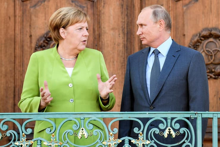 רוסיה גרמניה ולדימיר פוטין ו אנגלה מרקל פגישה בעיירה גראנזי ליד ברלין