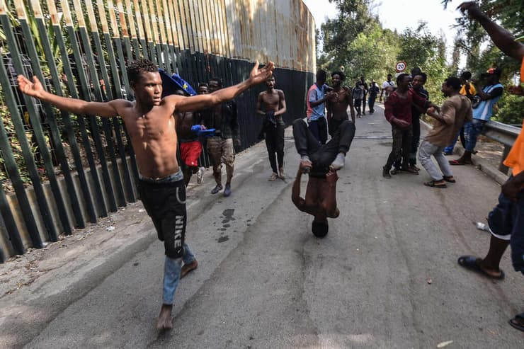 ספרד מרוקו מהגרים סאוטה 300 הסתערו על ה גדר