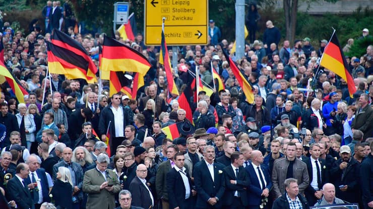 הפגנה הפגנת ימין קיצוני בעיר קמניץ גרמניה מהגרים חשודים ברצח