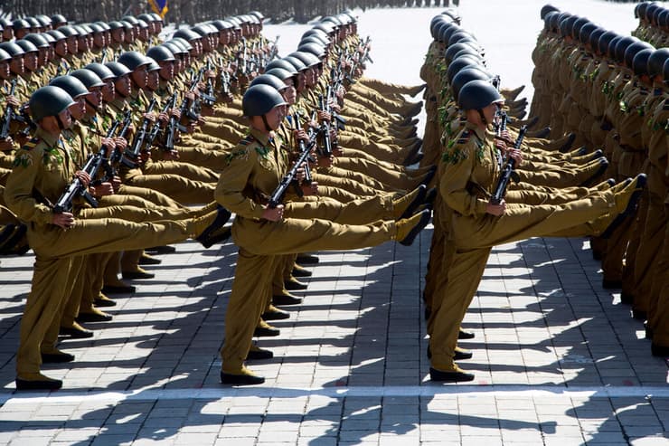 צפון קוריאה מצעד צבאי ל רגל 70 שנה ל מדינה קים ג'ונג און