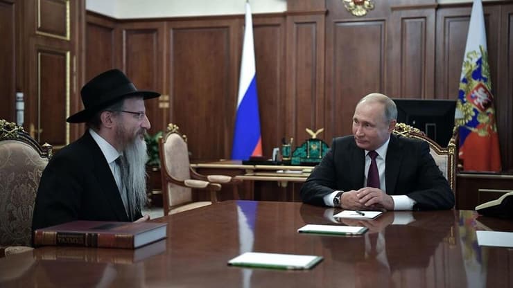 הרב לזר עם פוטין (צילום: AFP) הרב לזר עם פוטין