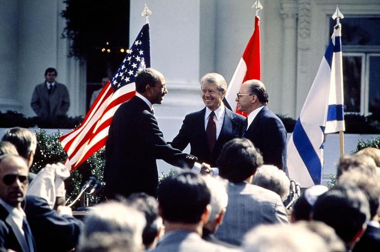 מנחם בגין, אנואר סאדאת וג'ימי קרטר בתימת הסכם השלום בין ישראל למצרים