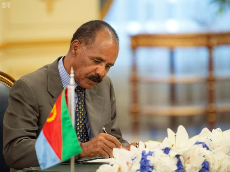 נשיא אריתריאה איסיאס אפוורקי חותם ב סעודיה על הסכם שלום עם אתיופיה