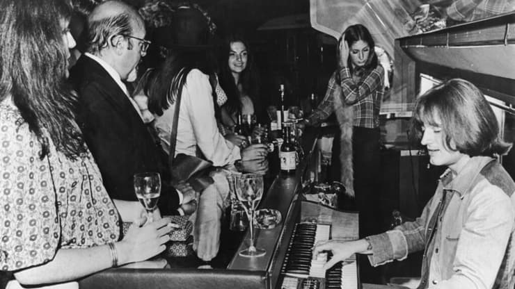 ג'ון פול ג'ונס מנגן בבר במטוס הפרטי של הלהקה