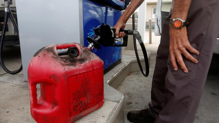 ממלאים דלק ב גולף בריז פלורידה לקראת הגעה של סופה הוריקן מייקל ארה"ב