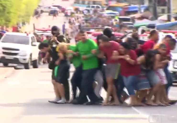ברזיל מנאוס שודדים חמושים חטפו בני ערובה והשתמשו בהם כמגן אנושי