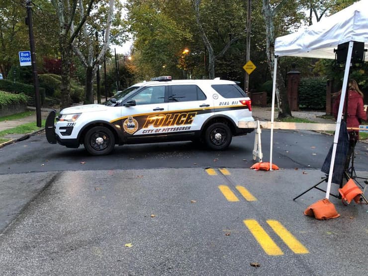 ניידת משטרה בכניסה לבית הכנסת בפיטסבורג בו אירע הטבח
