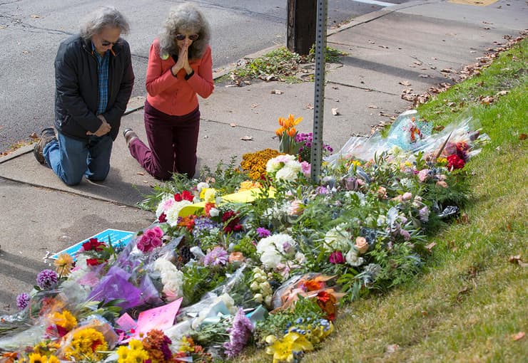 פרחים בפינת זיכרון ליד בית כנסת בפיטסבורג