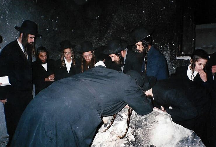 חסידי ברסלב בתפילה על קבר יוסף. חנוכה תשס''ג דצמבר 2002