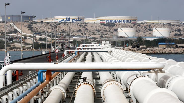 תשתית נפט איראנית באי חארג שבמפרץ הפרסי