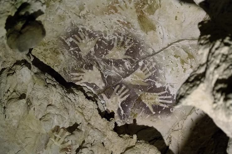 ציורים שהתגלו במערה בבורנאו
