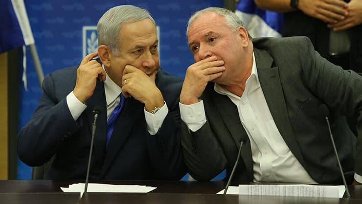 השר לשיתוף פעולה אזורי דוד אמסלם וראש הממשלה נתניהו (צילום: עמית שאבי) דוד אמסלם ובנימין נתניהו ישיבת סיעה ליכוד