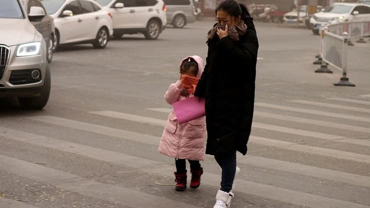 סופת חול ב עיר זנגייה ב סין