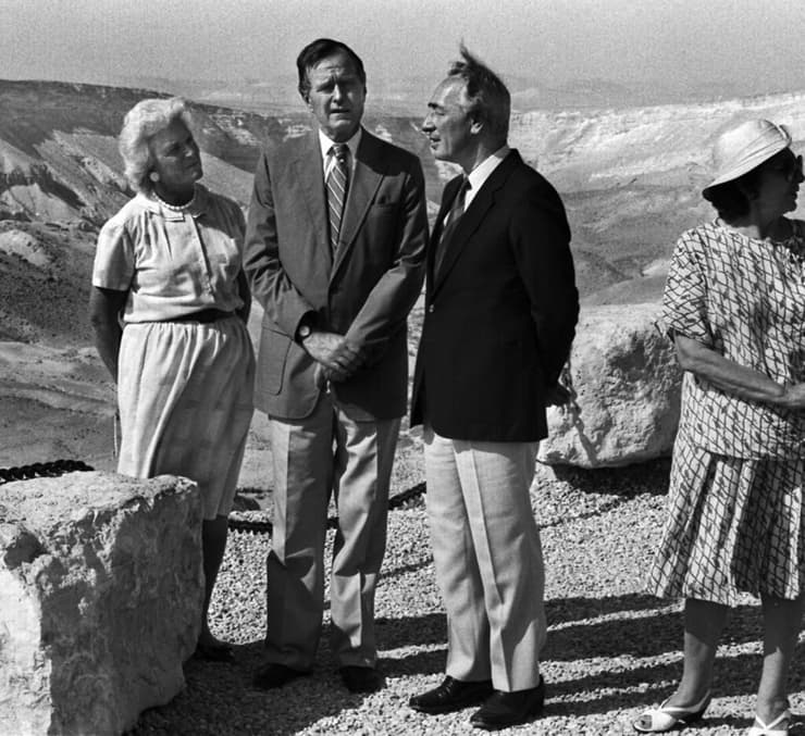 ג'ורג' האב וברברה בוש עם שמעון וסוניה פרס בשדה בוקר