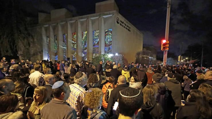 טקס הדלקת נר ראשון של חנוכה ב בית הכנסת עץ החיים ב פיטסבורג