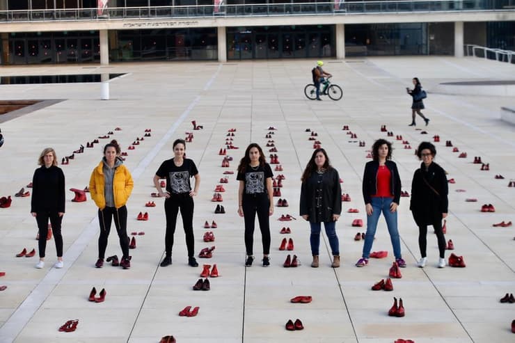 מחאה נשים אלימות כלפי נשים כיכר הבימה נעליים אדומות