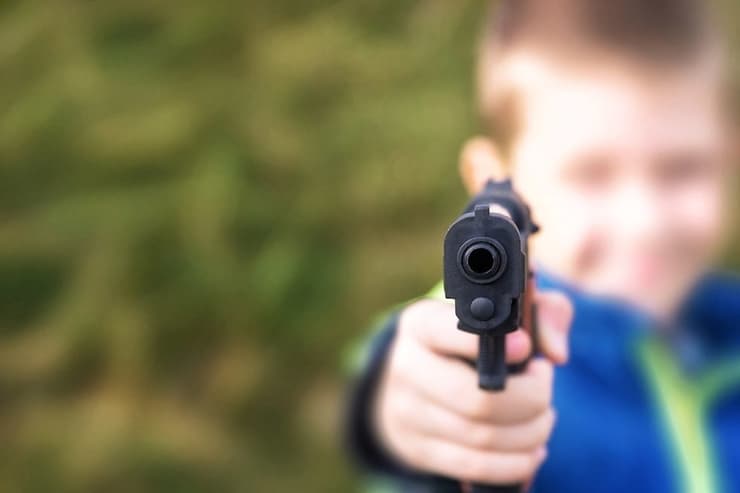ילד עם אקדח אילוסטרציה