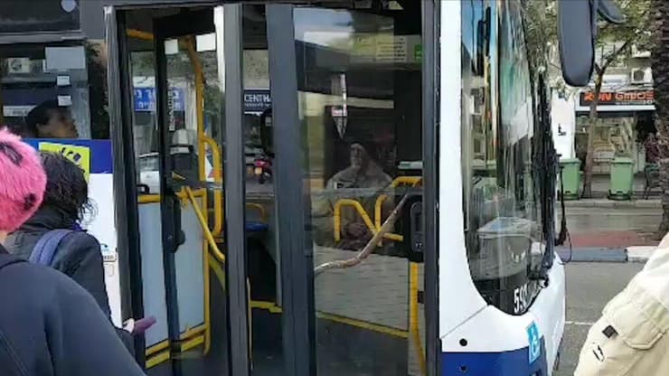 הכרזה עלה האוטובוס שאומרת שאין אפשרות לטעון את כרטיס הרב- קו אצל הנהג