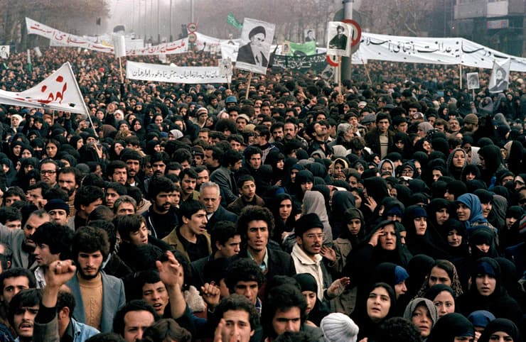"אחרי המהפכה הבנו שמה שהם עושים זה לא מה שהבטיחו". מפגינים נגד השאה ב-1979 