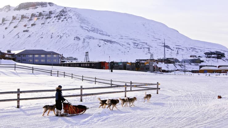 היישוב לונגיירבין בארכיפלג סבאלברד ב נורבגיה